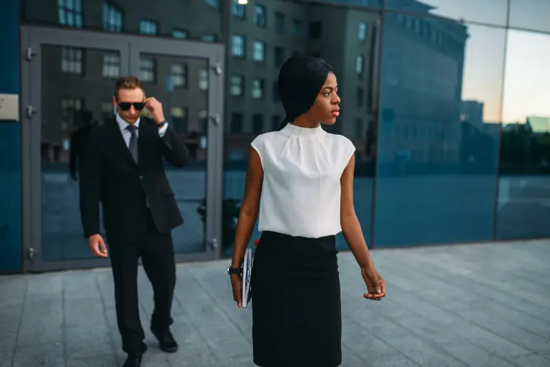 business woman bodyguard in suit on background 2023 11 27 04 53 53 utc Garde du corps à Strasbourg : trouver la meilleure protection rapprochée