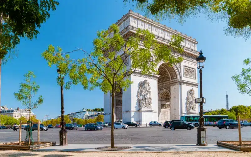 Chauffeur privé Paris 8 : l’excellence Biribin dans le Triangle d’Or 1 Champs elysees avec chauffeur privé de luxe à Paris 8